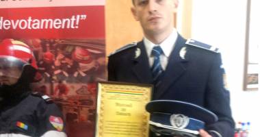 Polițist recompensat de pompieri după ce a ajutat la stingerea unui incendiu - 3
