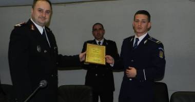 Polițist recompensat de pompieri după ce a ajutat la stingerea unui incendiu - 2