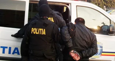 Doi bărbați au fost arestați după ce ar fi lovit intenționat o autospecială de poliție