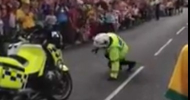 Stire din Sport : JO 2012 / Un polițist a întreținut prin dans publicul în așteptarea flăcării olimpice / Video