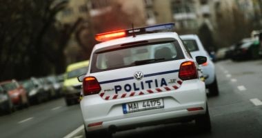 Stire din Eveniment : Polițist implicat într-un accident după ce a folosit mașina de serviciu pentru a-și duce soția la muncă