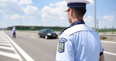 Stire din Eveniment : Un polițist a ajuns la spital, după ce a fost lovit în cap în timpul unei intervenții