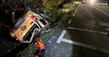 Stire din Eveniment : Mașina unui polițist s-a răsturnat și a luat foc. Un bărbat a murit, alți doi au ajuns la spital