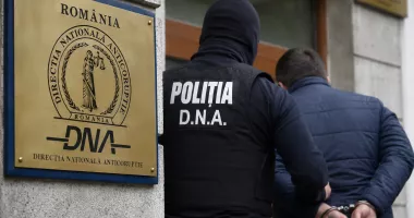 Stire din Eveniment : Polițist arestat pentru trafic de influență. Ar fi cerut 12.000 de euro pentru o mutare între inspectorate