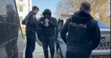 Stire din Eveniment : Polițistul acuzat de viol și pornografie infantilă a fost adus în fața magistraților
