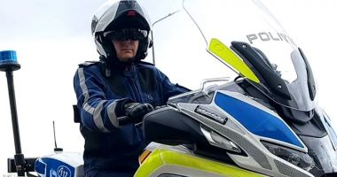 Stire din Eveniment : Polițistul care a lăsat-o pe Diana Șoșoacă să se urce pe motocicleta Poliției, dat afară din sistem
