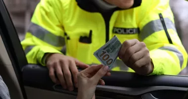 Stire din Eveniment : Șofer reținut de polițiști, după ce a vrut să mituiască un polițist să-i închidă dosarul penal