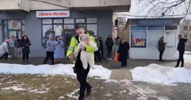 Stire din Eveniment : Un polițist a riscat totul pentru un bebeluș. Salvare miraculoasă dintr-un incendiu