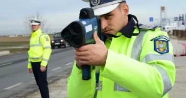 Stire din Eveniment : Agent de poliție depistat în timp ce conducea cu viteză peste limita legală o autospecială de serviciu