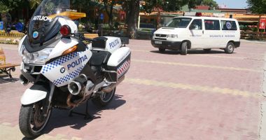 Stire din Eveniment : Polițist pe motocicletă, lovit de o mașină. Se îndrepta către un accident mortal!