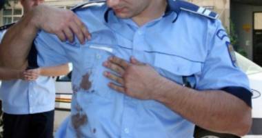 Stire din Eveniment : Scandal de amploare. Polițist bătut de un scandalagiu