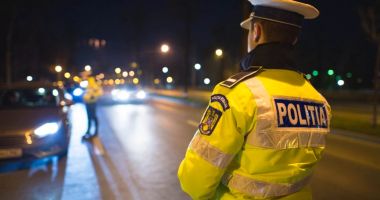 Stire din Eveniment : Doi tineri au fost opriți în trafic, în Poiana Brașov, pentru un control de rutină. Gestul lor i-a uimit pe polițiști