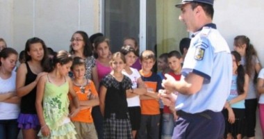 Stire din Eveniment : Sfaturi de la polițiști despre pregătirea copilului pentru școală