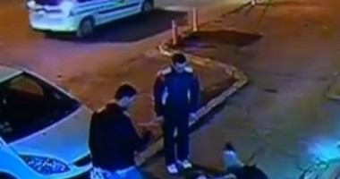 Stire din Eveniment : Polițist din Tulcea, snopit în bătaie pe stradă! VIDEO (imagini violente)