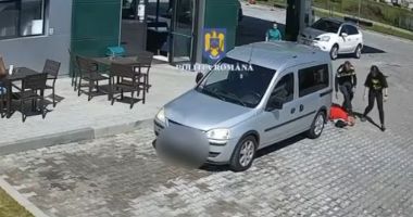 Stire din Eveniment : Doi poliţişti au salvat viaţa unui bărbat căruia i s-a făcut rău în parcarea unei benzinării