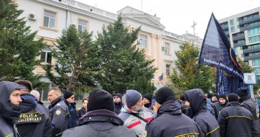 Polițiștii au protestat în fața IPJ Constanța: „Măsurile de austeritate vor afecta siguranța cetățeanului" - 2