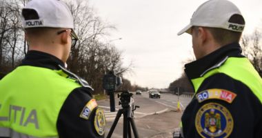 Stire din Eveniment : Doi poliţişti, bătuți după ce au oprit un autoturism pentru control. Unul dintre agenți a ajuns la spital