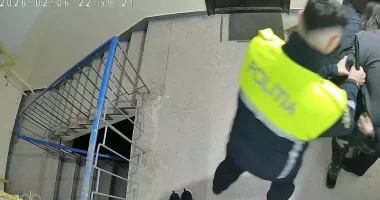 Stire din Eveniment : Scandal într-o scară de bloc din Constanța. Polițiștii chemați să intervină, luați la bătaie