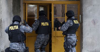 Stire din Eveniment : Mai mulți polițiști falși au dat buzna într-un apartament. Iată ce au furat de la locatari