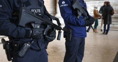 Stire din Actualitate : Polițiști belgieni, arestați pentru că transportau imigranți