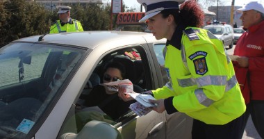 Stire din Eveniment : Polițiștii constănțeni au dăruit flori femeilor cu ocazia Mărțișorului