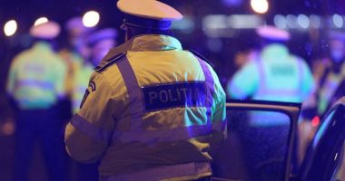 Stire din Eveniment : Poliţişti bătuţi de doi bărbaţi şi două femei, supăraţi că le-a fost stricată petrecerea