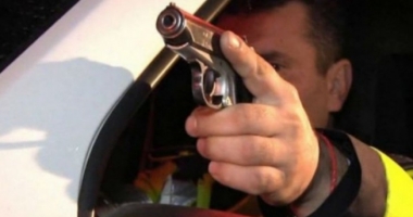 Stire din Eveniment : Focuri de armă și un polițist luat pe capotă. Șoferul a fugit de la locul faptei