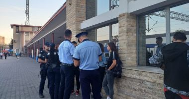 Razie în Gara Constanța. Zeci de persoane luate la întrebări de polițiști! - 3