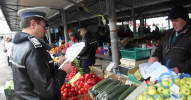 Stire din Eveniment : Polițiștii au descins la Târgul de legume-fructe din Constanța