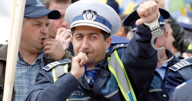 Stire din Eveniment : Polițiștii au ajuns la capătul răbdării,  MAI îi sfidează. "Toată lumea tace, doar noi atragem atenția asupra neregulilor"