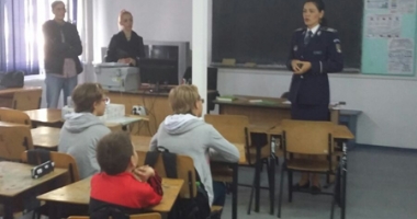 Stire din Eveniment : Polițiștii au început să umble prin școlile și liceele constănțene