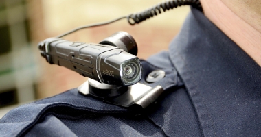 Stire din Eveniment : Polițiștii vor fi dotați cu camere și microfoane atașate uniformei. "Va genera realități pe care cei din conducere refuză să le vadă"