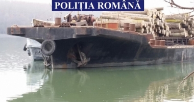 Polițiștii din Constanța au confiscat o navă șlep plină cu lemne - 4