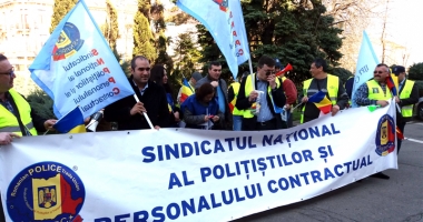 Polițiștii constănțeni ies în stradă și protestează în fața Prefecturii - 2