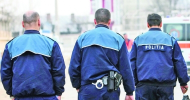 Stire din Eveniment : Polițiștii, umiliți cu 80 de bani pentru permanență. "Le dau bani din buzunarul meu, doar să fiu liber cu familia"