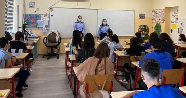 Stire din Eveniment : Poliţiştii, în vizită la şcoală. Elevii, învăţaţi cum să evite conflictele