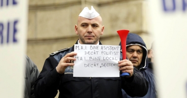 Stire din Eveniment : Polițiștii, duși cu zăhărelul. "Nu am simțit nimic la salariu, țeapă din nou!"
