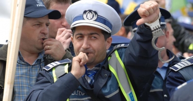 Stire din Eveniment : Polițiștii vor ieși în stradă și vor picheta sediile PSD. "Și-au bătut joc de noi, mint cu dezinvoltură"