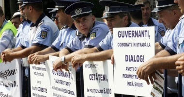 Stire din Eveniment : Polițiștii ies din nou în stradă și pun "tunurile" pe politicieni. "Își bat joc de noi"