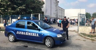 Polițiștii și jandarmii, prezenți în prima zi de școală alături de elevi - 2
