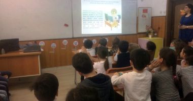 Polițiștii le-au vorbit elevilor despre pericolul din mediul online - 2