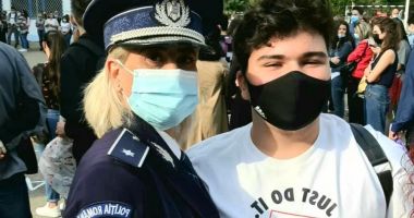 Poliţiştii, alături de elevi la începutul anului şcolar