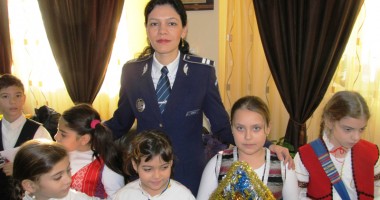Stire din Eveniment : Polițiștii au fost colindați de elevi