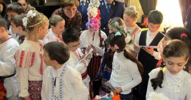 Polițiștii au fost colindați de elevi - 2