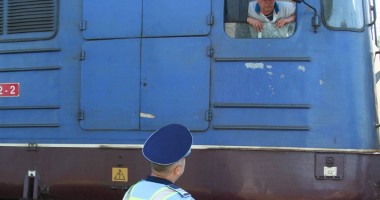 Stire din Eveniment : Polițiștii care patrulează în trenuri  învață despre droguri