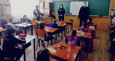 Stire din Eveniment : Poliţiştii constănţeni, activităţi preventive în şcoli şi centre de plasament