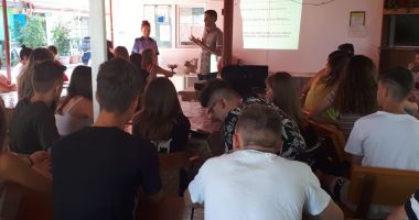 Stire din Eveniment : Polițiștii constănțeni, în vizită la elevii sosiți în vacanță la Costinești