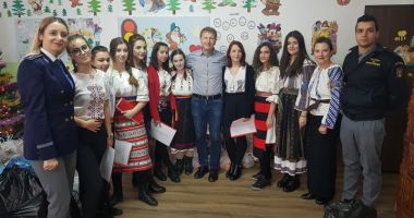 Stire din Social : Polițiștii de frontieră l-au ajutat pe Moș Crăciun să ajungă la copiii din satul Vâlcelele