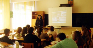 Stire din Eveniment : Polițiștii  de la Investigații Criminale  din Constanța,  la tablă,  în fața elevilor