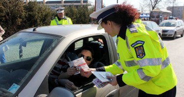 Stire din Eveniment : Polițiștii împart  mărțișoare cu sfaturi